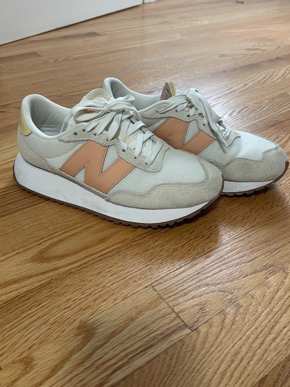New Balance Women’s Casual Trainers in Cream with Peach N Logo